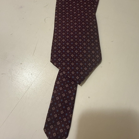 Yves Saint Laurent Burgundy and Blue Patterned Tie. 100% silk - Picture 4 of 8